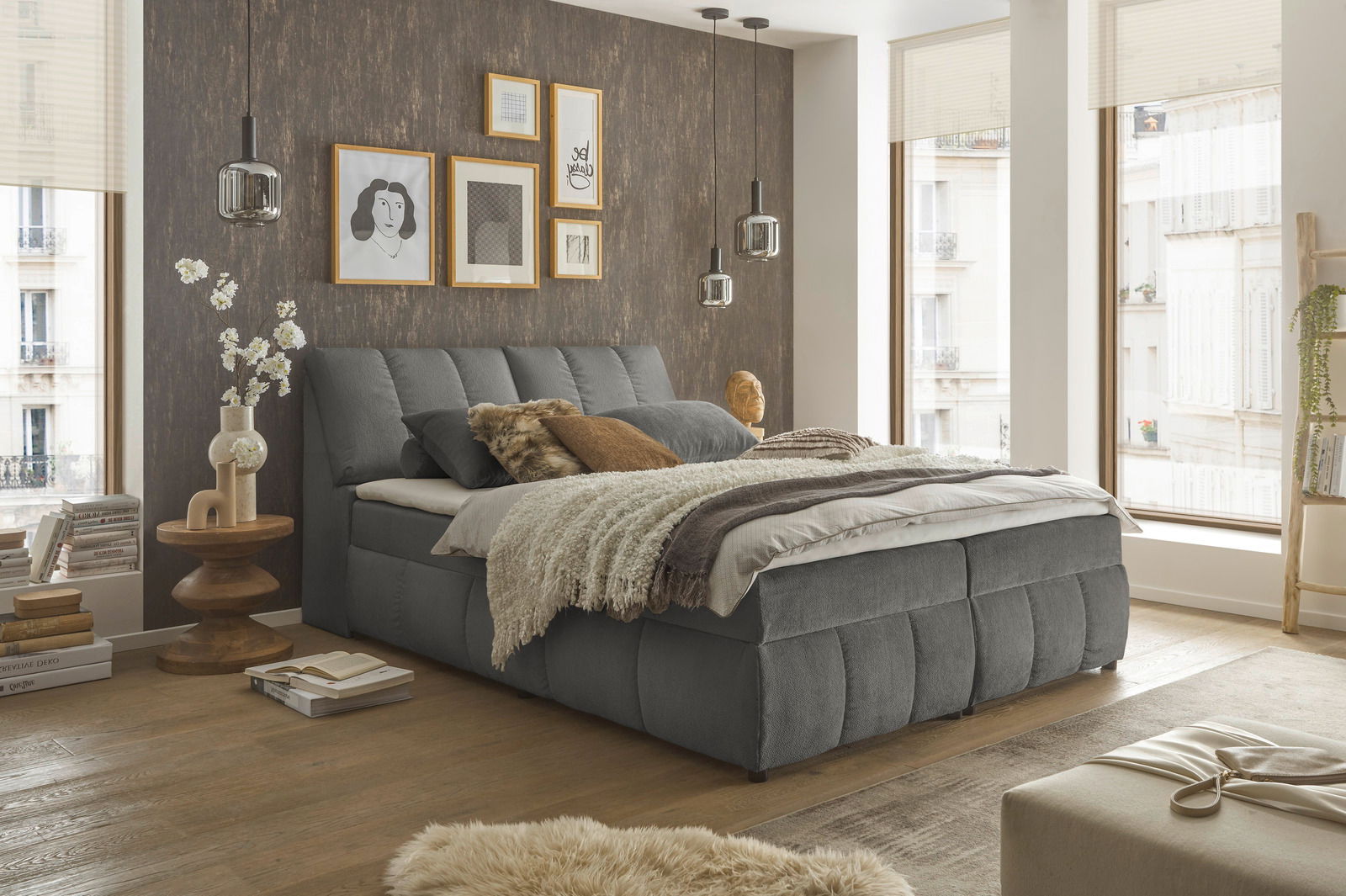 Gemütliches Boxspringbett in modernem Schlafzimmer, seitliche Perspektive