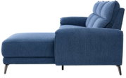 Blaues Stoff-Chaiselongue-Sofa mit gepolsterter Rückenlehne und Armlehne, Seitenansicht von links auf weißem Hintergrund