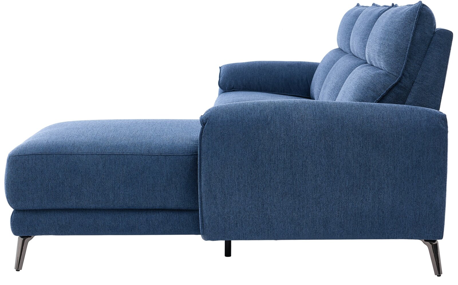 Blaues Stoff-Chaiselongue-Sofa mit gepolsterter Rückenlehne und Armlehne, Seitenansicht von links auf weißem Hintergrund