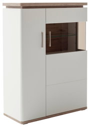 Moderne Vitrine/Highboard in Weiß mit Holzoptik-Deckplatte und -Sockel, Glaseinsatz und silbernen Griffen, perspektivische Ansicht schräg von vorne
