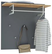 Garderobenpaneel in Frontalansicht mit grauer Rückwand, Holzablage oben, Kleiderstange und Haken, an denen eine Tasche und ein gestreiftes Shirt hängen.