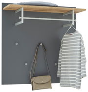 Garderobenpaneel in Frontalansicht mit grauer Rückwand, Holzablage oben, Kleiderstange und Haken, an denen eine Tasche und ein gestreiftes Shirt hängen.