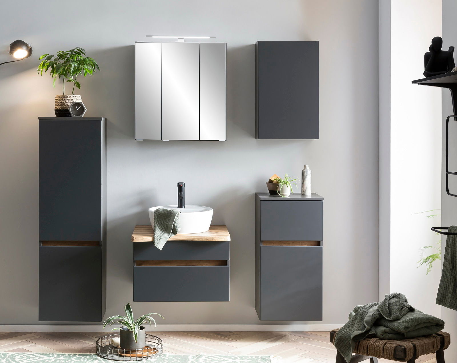 Modernes Waschtisch-Set in dunklem Grau mit Holzakzenten, bestehend aus einem Waschbecken mit Unterschrank, zwei Hängeschränken und einem Spiegelschrank, frontal fotografiert.