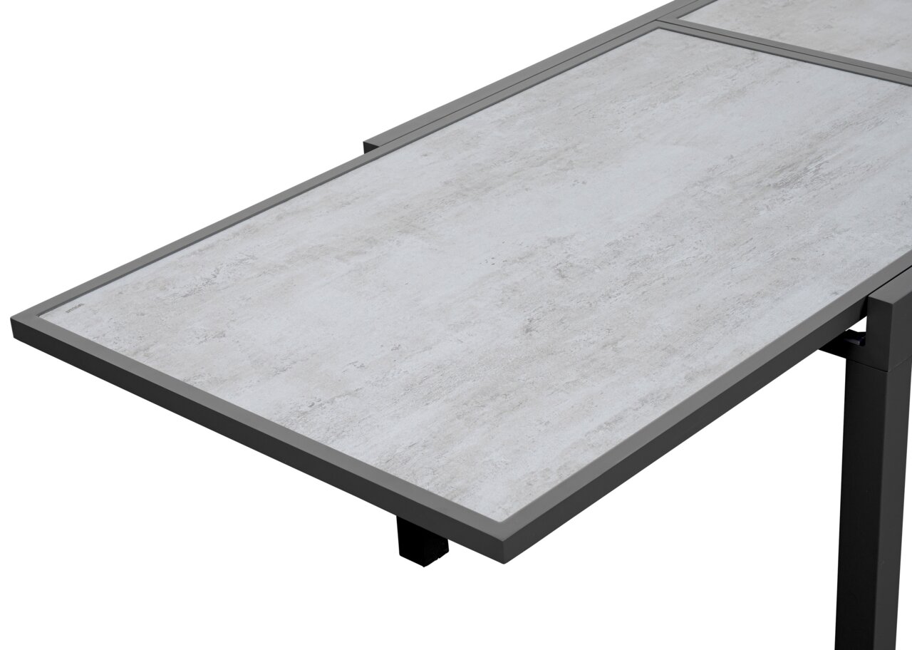 Moderner Gartentisch mit grauer Steinoptik-Oberfläche, seitliche Perspektive