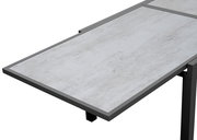 Moderner Gartentisch mit grauer Steinoptik-Oberfläche, seitliche Perspektive