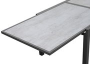 Moderner Gartentisch mit grauer Steinoptik-Oberfläche, seitliche Perspektive
