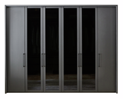 Sechs-türiger Drehtürenschrank in dunklem Design, frontal betrachtet.