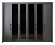 Sechs-türiger Drehtürenschrank in dunklem Design, frontal betrachtet.