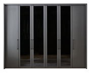 Sechs-türiger Drehtürenschrank in dunklem Design, frontal betrachtet.