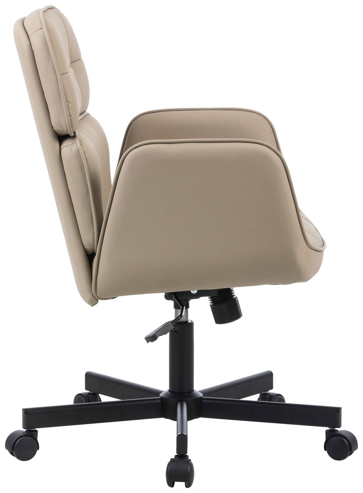 Beiger Drehstuhl aus seitlicher Perspektive mit gepolsterter Rückenlehne und Armlehnen, auf einem schwarzen, rollbaren Fußkreuz.