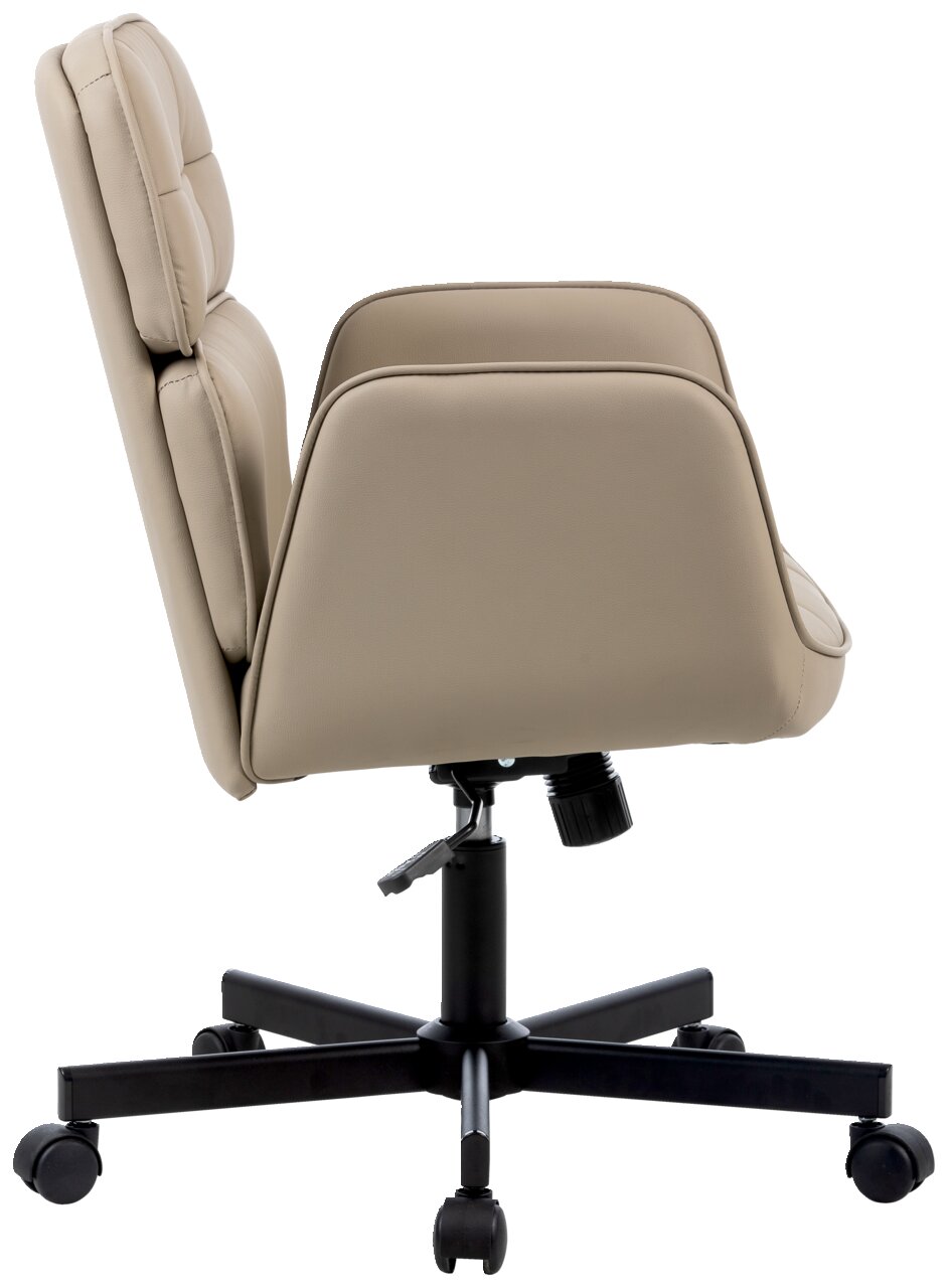 Beiger Drehstuhl aus seitlicher Perspektive mit gepolsterter Rückenlehne und Armlehnen, auf einem schwarzen, rollbaren Fußkreuz.