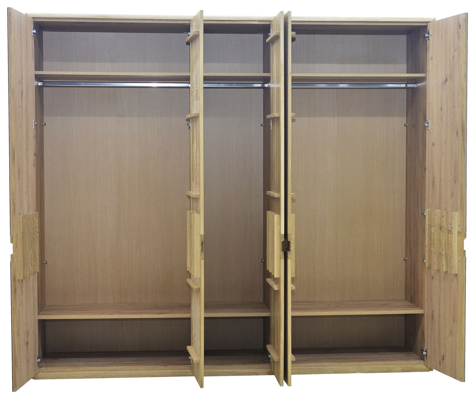 Offener 5-türiger Drehtürenschrank aus Holz mit Kleiderstangen und Regalböden, frontale Ansicht.