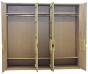 Offener 5-türiger Drehtürenschrank aus Holz mit Kleiderstangen und Regalböden, frontale Ansicht.