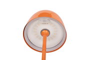 Unteransicht einer orangefarbenen Akku-Tischleuchte mit sichtbaren LED-Lichtern und USB-Anschluss.