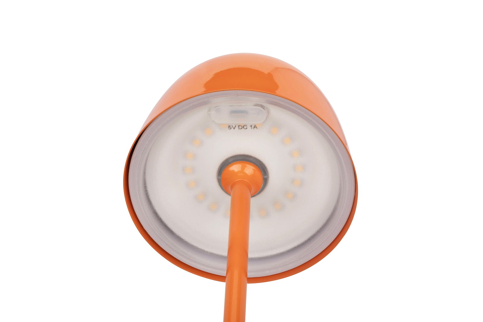 Unteransicht einer orangefarbenen Akku-Tischleuchte mit sichtbaren LED-Lichtern und USB-Anschluss.