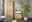 Moderne Badkombination aus Holz mit Spiegelschrank, Waschbecken und Hochschrank, frontal betrachtet.