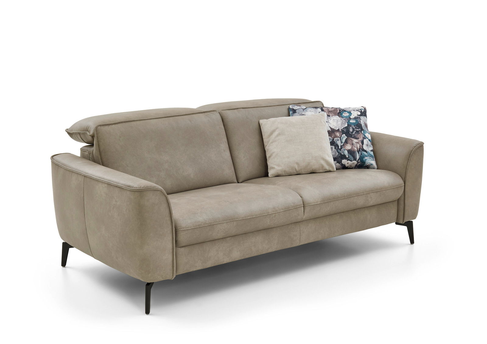 Beiges 2,5-Sitzer-Sofa Valdera mit schwarzen Beinen, dekoriert mit zwei Kissen, aus seitlicher Perspektive.