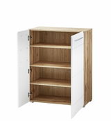 Moderner Schuhschrank aus Holz mit weißen Türen, geöffnet, zeigt drei Regalböden. Perspektive: Frontalansicht leicht von der Seite.