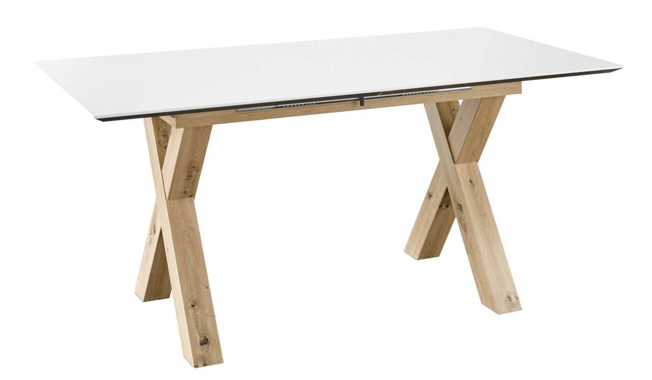 Moderner Esstisch mit weißer Tischplatte und gekreuzten Holzbeinen, seitliche Perspektive