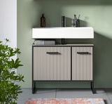 Moderner Waschbeckenunterschrank mit vertikalen Streifen, zwei Türen und schwarzen Griffen, frontal fotografiert.