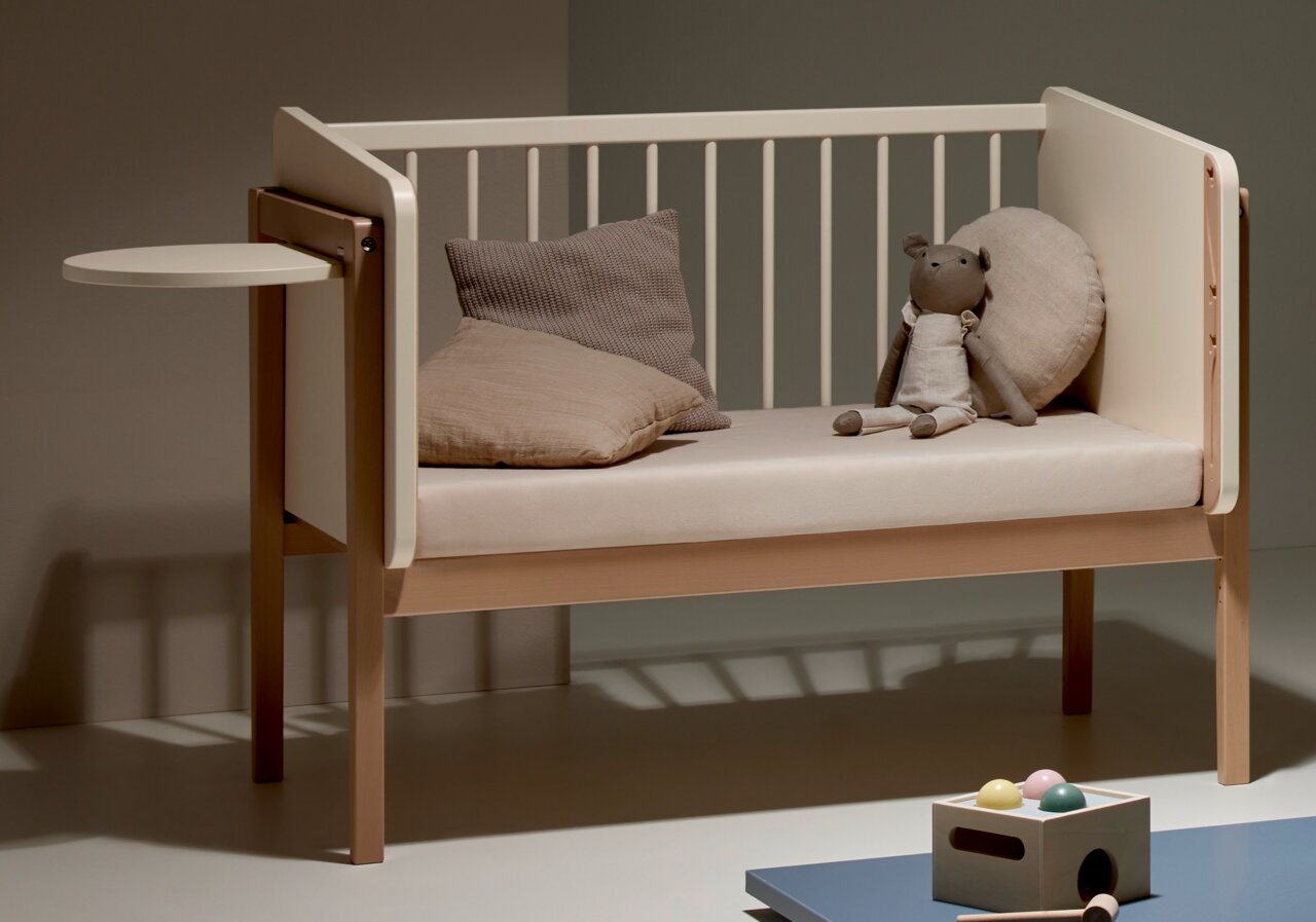 Paidi Tablar LITTLE CLOUD Kinderbett mit seitlichem Tischchen, Kissen und Stofftier, seitliche Perspektive