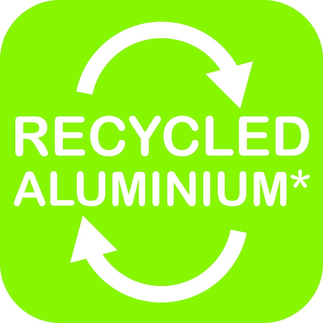 Grünes Symbol mit weißen Pfeilen und Text 'Recycled Aluminium', Vorderansicht