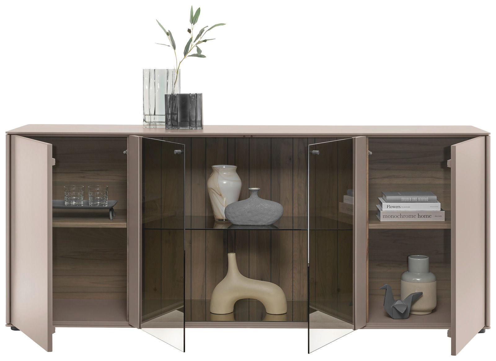 Johann Jakob Dressoir LANDO Modernes Sideboard mit offenen Türen, dekoriert mit Vasen und Büchern, aus frontaler Perspektive.