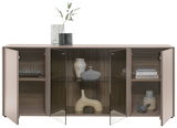 Modernes Sideboard mit offenen Türen, dekoriert mit Vasen und Büchern, aus frontaler Perspektive.