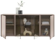 Modernes Sideboard mit offenen Türen, dekoriert mit Vasen und Büchern, aus frontaler Perspektive.