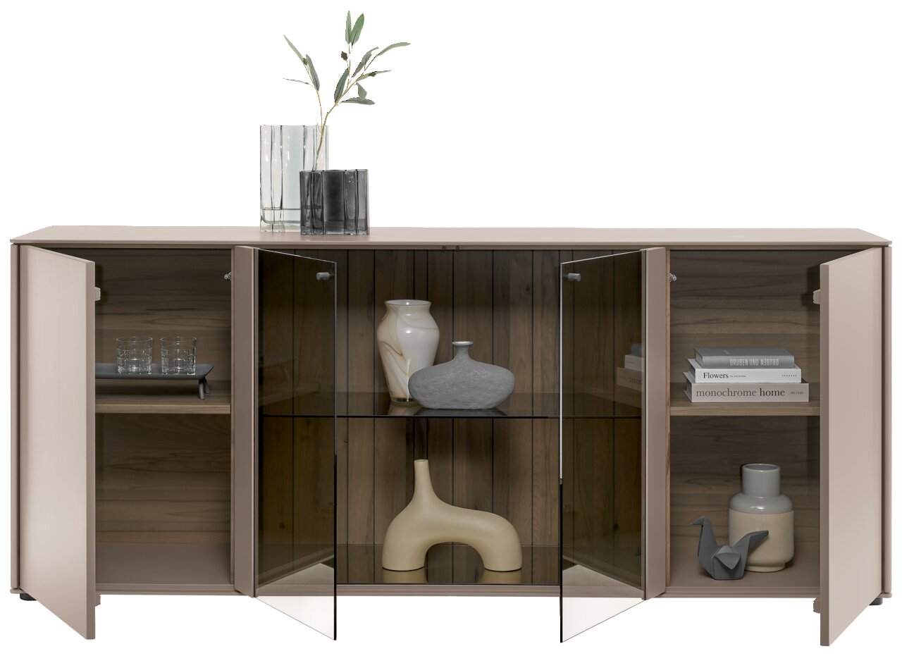 Johann Jakob Sideboard LANDO Modernes Sideboard mit offenen Türen, dekoriert mit Vasen und Büchern, aus frontaler Perspektive.