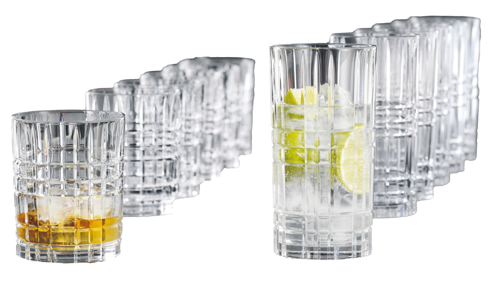 Set von zwölf Kristallgläsern mit geometrischem Muster, gefüllt mit Getränken und Eiswürfeln, seitliche Perspektive