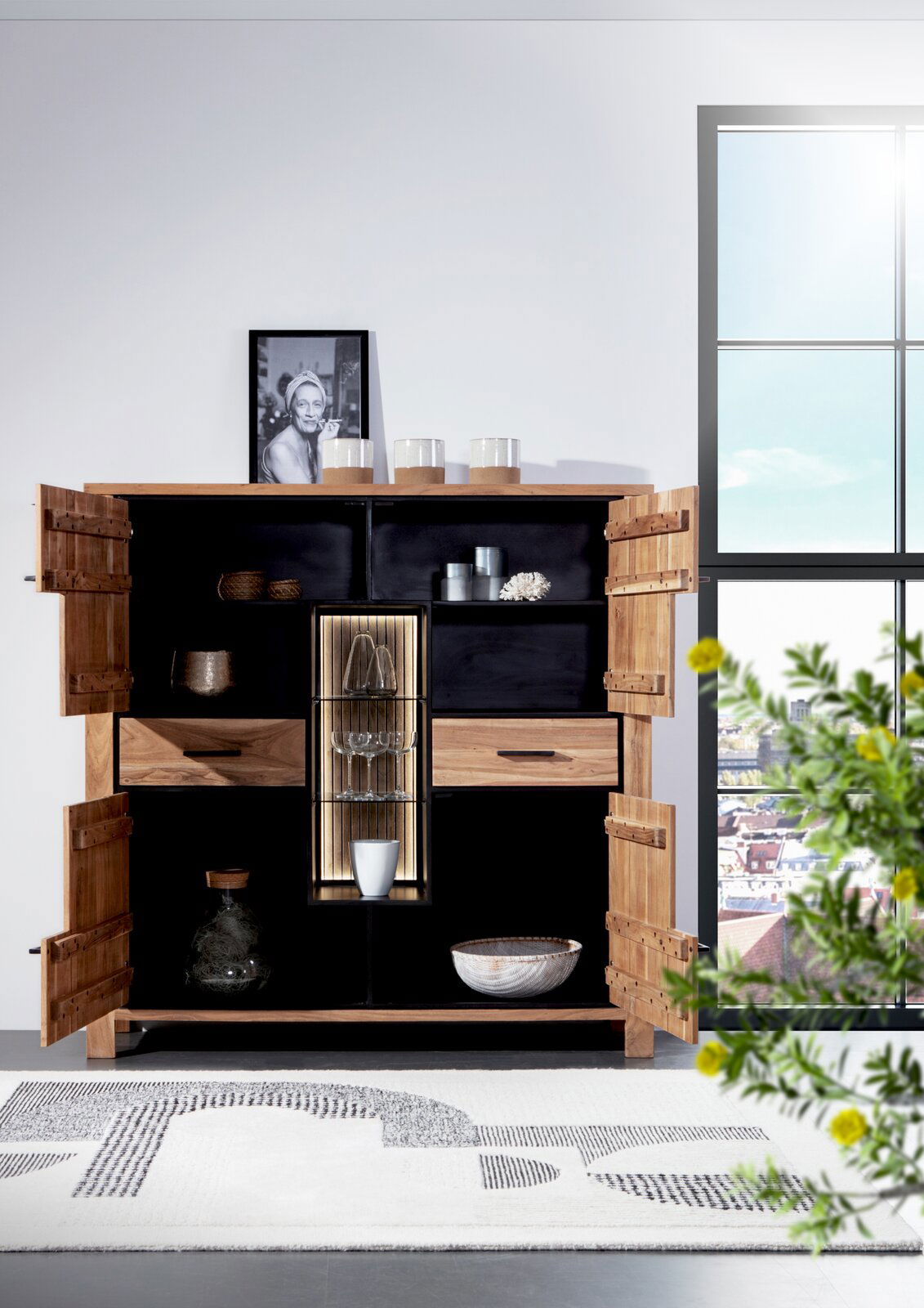 Geöffnetes Highboard aus Holz mit dekorativen Elementen, frontal fotografiert.