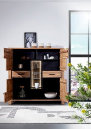 Geöffnetes Highboard aus Holz mit dekorativen Elementen, frontal fotografiert.