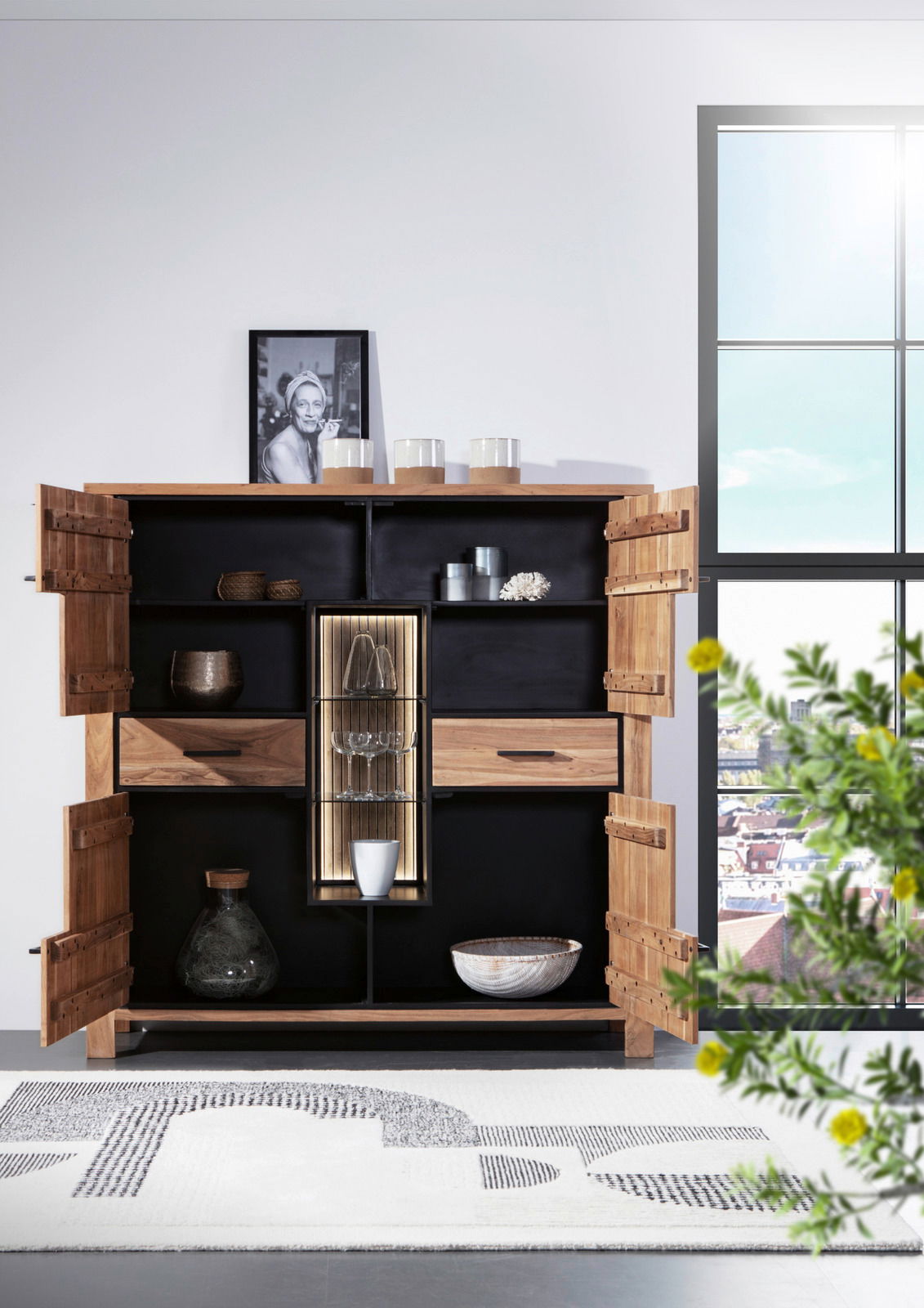 Geöffnetes Highboard aus Holz mit dekorativen Elementen, frontal fotografiert.