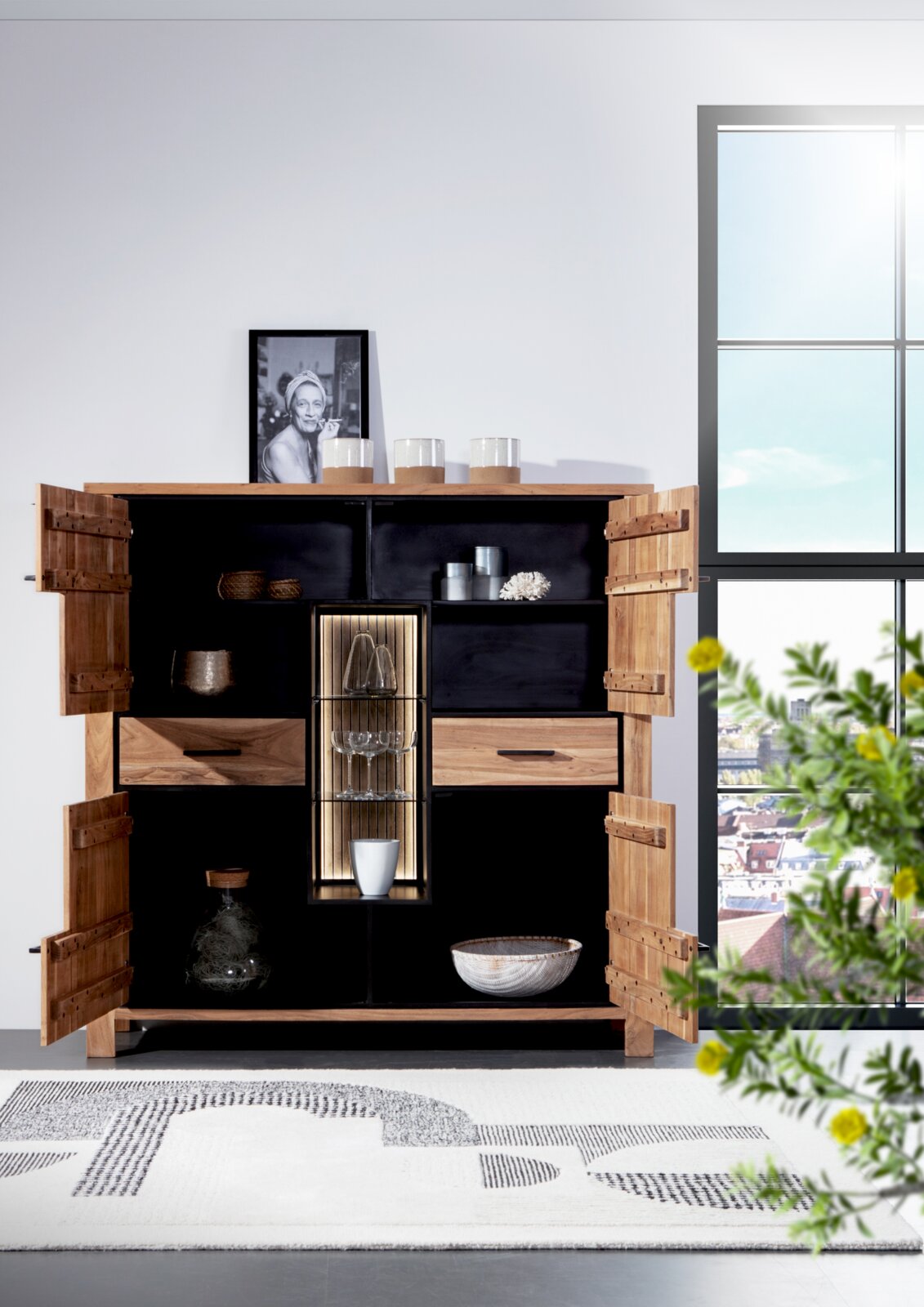 Geöffnetes Highboard aus Holz mit dekorativen Elementen, frontal fotografiert.