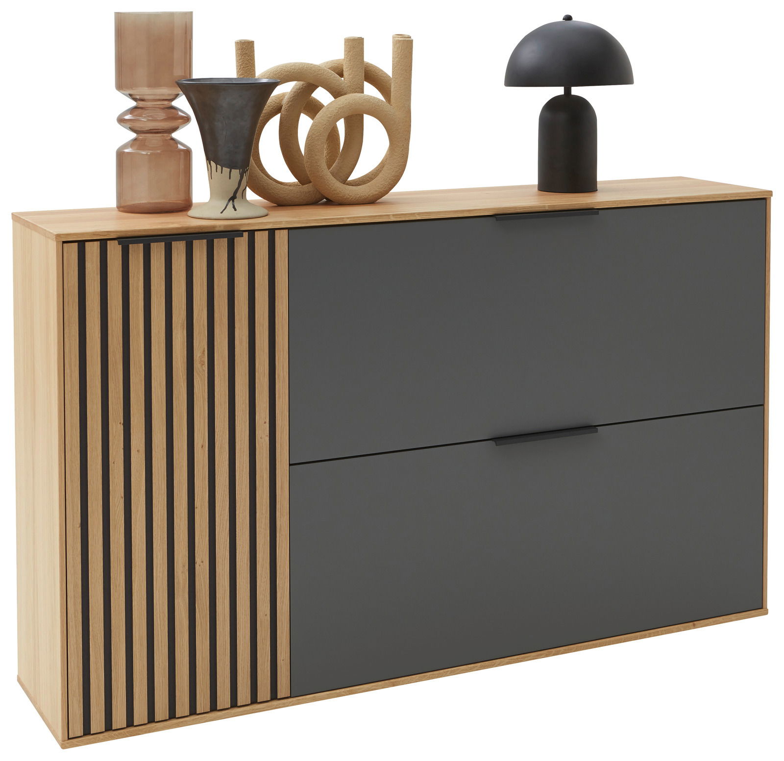 Moderner Hängeschuhschrank aus Holz mit grauen Fronten, dekoriert mit Vasen und einer Lampe, seitliche Perspektive.