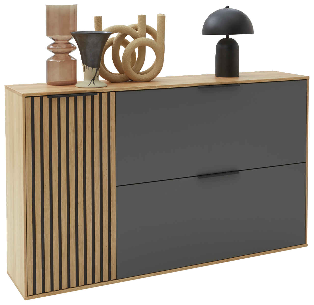Dieter Knoll Hängeschuhschrank RIVA Moderner Hängeschuhschrank aus Holz mit grauen Fronten, dekoriert mit Vasen und einer Lampe, seitliche Perspektive.
