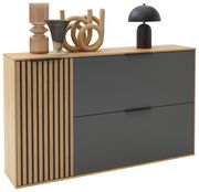 Moderner Hängeschuhschrank aus Holz mit grauen Fronten, dekoriert mit Vasen und einer Lampe, seitliche Perspektive.