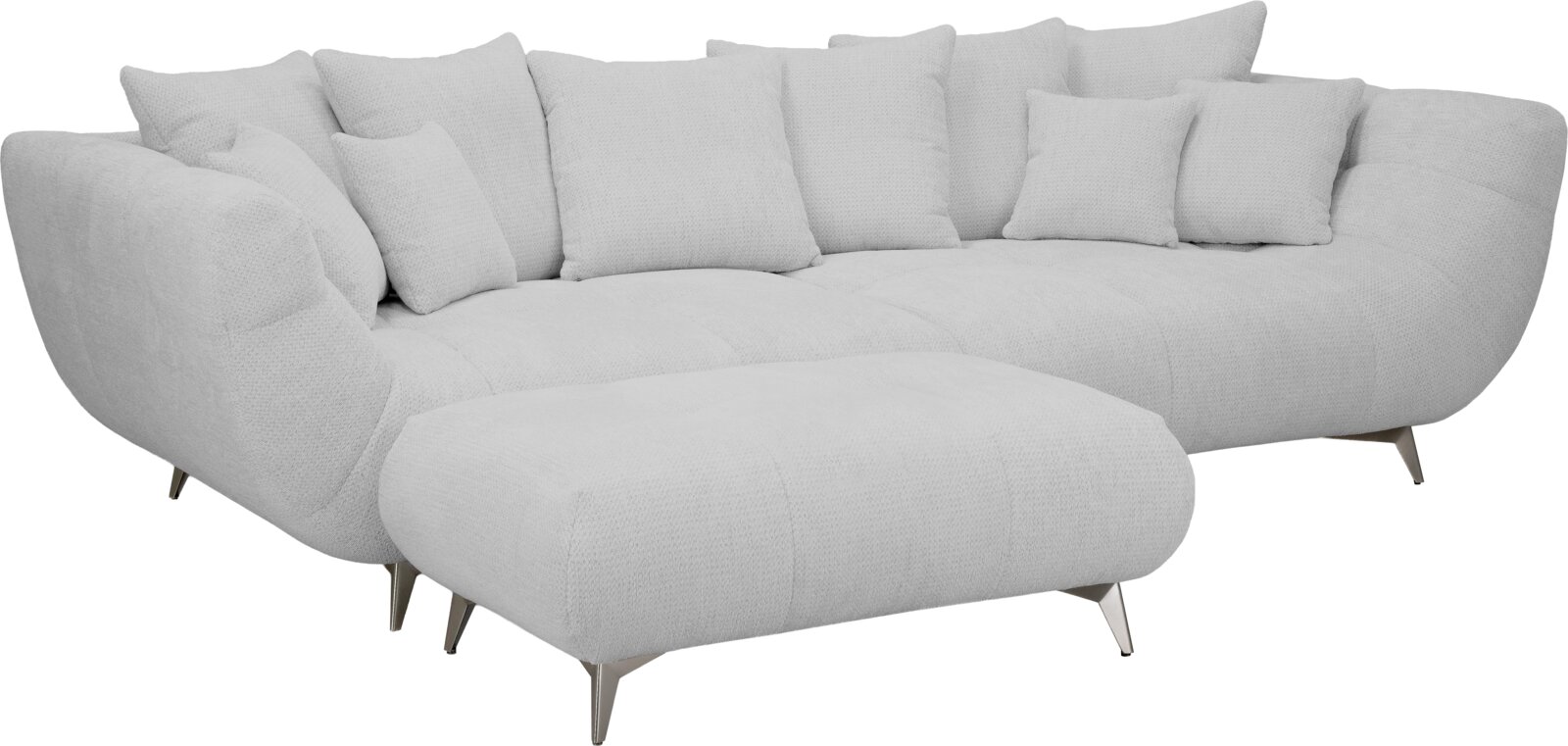 Lichtgrijze, ronde hoekbank met chaise longue links, zachte stofbekleding, meerdere rugkussens en slanke metalen poten, weergegeven in schuin vooraanzicht