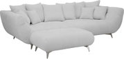 Lichtgrijze, ronde hoekbank met chaise longue links, zachte stofbekleding, meerdere rugkussens en slanke metalen poten, weergegeven in schuin vooraanzicht