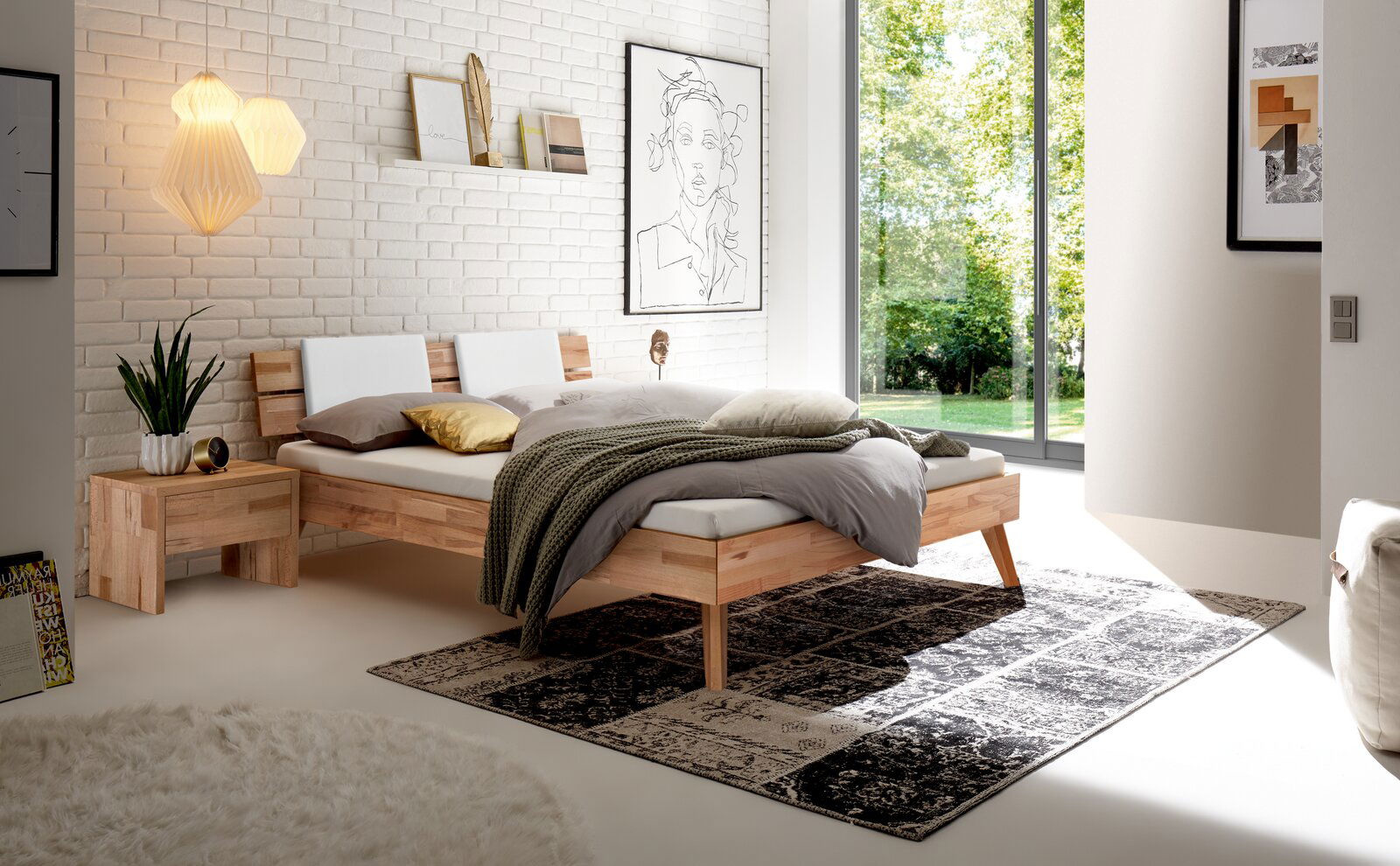 Modernes Schlafzimmer mit einem Kopfteil aus Holz und Metall, seitliche Perspektive