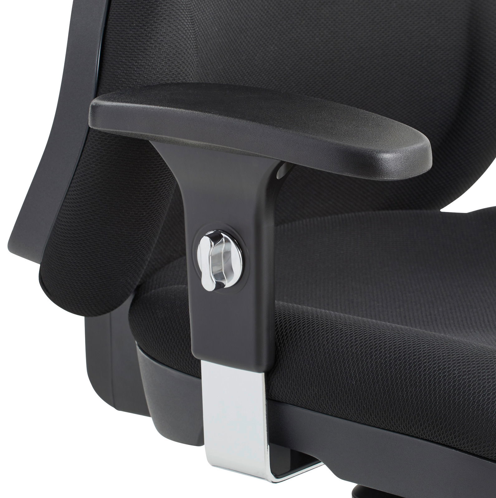 Nahaufnahme eines schwarzen Drehsessels mit Armlehne und verstellbarem Mechanismus, seitliche Perspektive