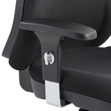 Nahaufnahme eines schwarzen Drehsessels mit Armlehne und verstellbarem Mechanismus, seitliche Perspektive