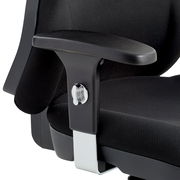 Nahaufnahme eines schwarzen Drehsessels mit Armlehne und verstellbarem Mechanismus, seitliche Perspektive