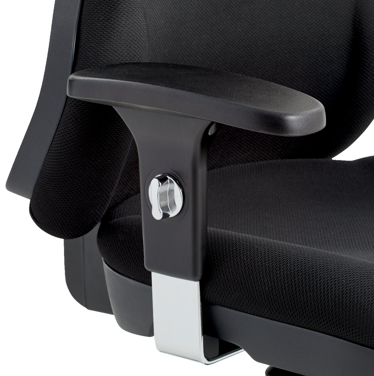 Nahaufnahme eines schwarzen Drehsessels mit Armlehne und verstellbarem Mechanismus, seitliche Perspektive