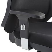 Nahaufnahme eines schwarzen Drehsessels mit Armlehne und verstellbarem Mechanismus, seitliche Perspektive