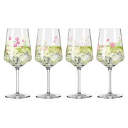 Vier Weingläser mit floralen Mustern und Eiswürfeln, frontal betrachtet.