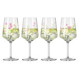 Vier Weingläser mit floralen Mustern und Eiswürfeln, frontal betrachtet.