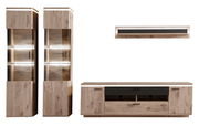 Moderne Wandkombination aus Holz mit zwei hohen Vitrinen, einem TV-Schrank und einem Wandregal, frontal betrachtet.