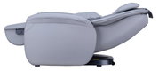 Zijaanzicht van een grijze massagestoel in liggende stand.